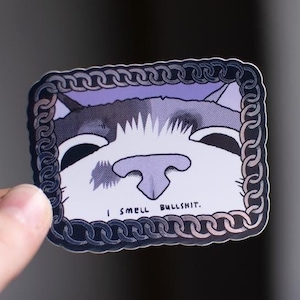 Ik ruik onzin | Grappige chromen vinylsticker van een kat die de kijker besnuffelt en hun onzin roept omlijst met een zilveren ketting
