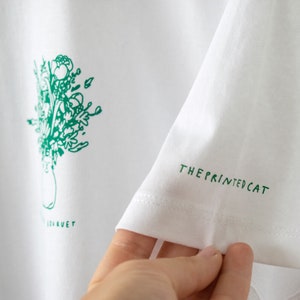 Zomerboeket T-shirt Handgezeefdrukte illustratie van 7 katten met bloemenkronen en andere planten in het groen op een wit T-shirt van biologisch katoen afbeelding 7
