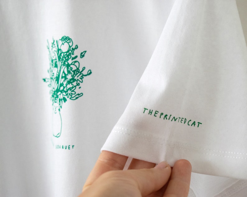 Zomerboeket T-shirt Handgezeefdrukte illustratie van 7 katten met bloemenkronen en andere planten in het groen op een wit T-shirt van biologisch katoen afbeelding 7