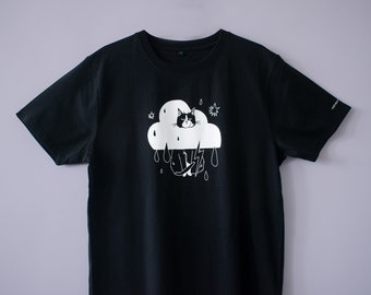 Regen Wolke Katze T-Shirt | Handsiebdruck auf schwarzem Bio-Baumwoll-T-Shirt mit weißer Illustration einer nicht amusierten Katze im Kostüm