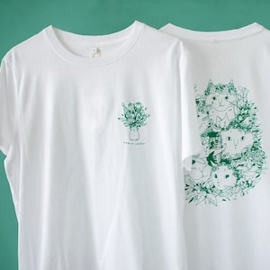 Zomerboeket T-shirt Handgezeefdrukte illustratie van 7 katten met bloemenkronen en andere planten in het groen op een wit T-shirt van biologisch katoen No