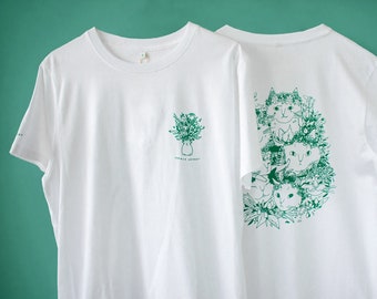 Sommer Blumenstrauß T-Shirt | Handgedruckte Illustration von 7 Katzen mit Blumenkranz und anderen Pflanzen in grün auf weißem T-Shirt aus Bio-Baumwolle