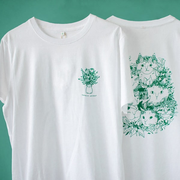 T-shirt Bouquet d'été | Illustration sérigraphiée à la main de 7 chats avec des couronnes de fleurs et d'autres plantes en vert sur un t-shirt en coton biologique blanc