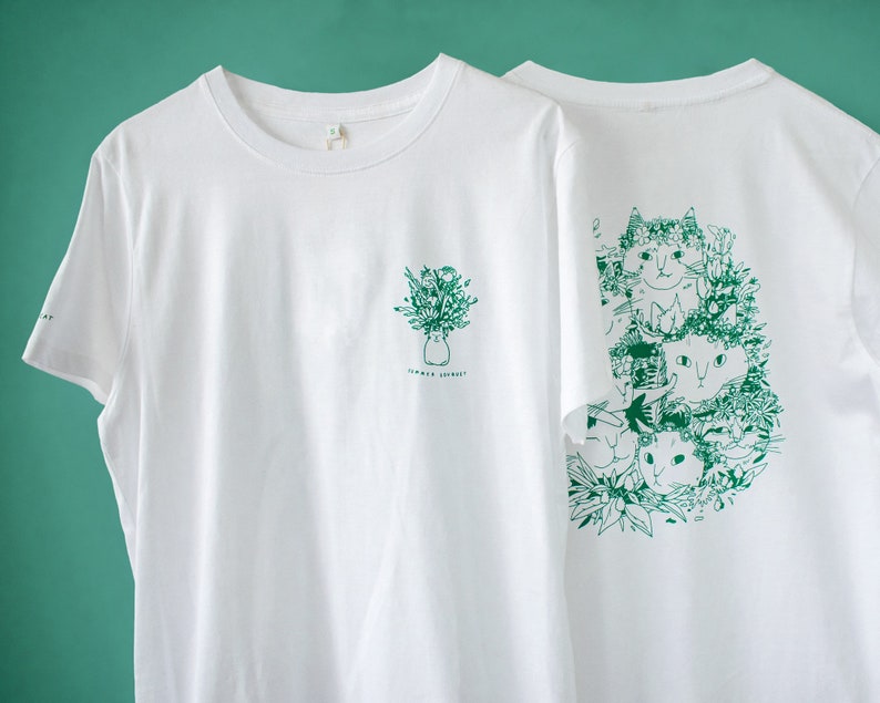 Zomerboeket T-shirt Handgezeefdrukte illustratie van 7 katten met bloemenkronen en andere planten in het groen op een wit T-shirt van biologisch katoen No