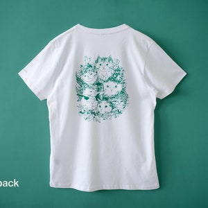 Zomerboeket T-shirt Handgezeefdrukte illustratie van 7 katten met bloemenkronen en andere planten in het groen op een wit T-shirt van biologisch katoen afbeelding 4