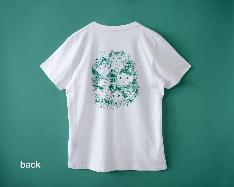 Zomerboeket T-shirt Handgezeefdrukte illustratie van 7 katten met bloemenkronen en andere planten in het groen op een wit T-shirt van biologisch katoen afbeelding 4