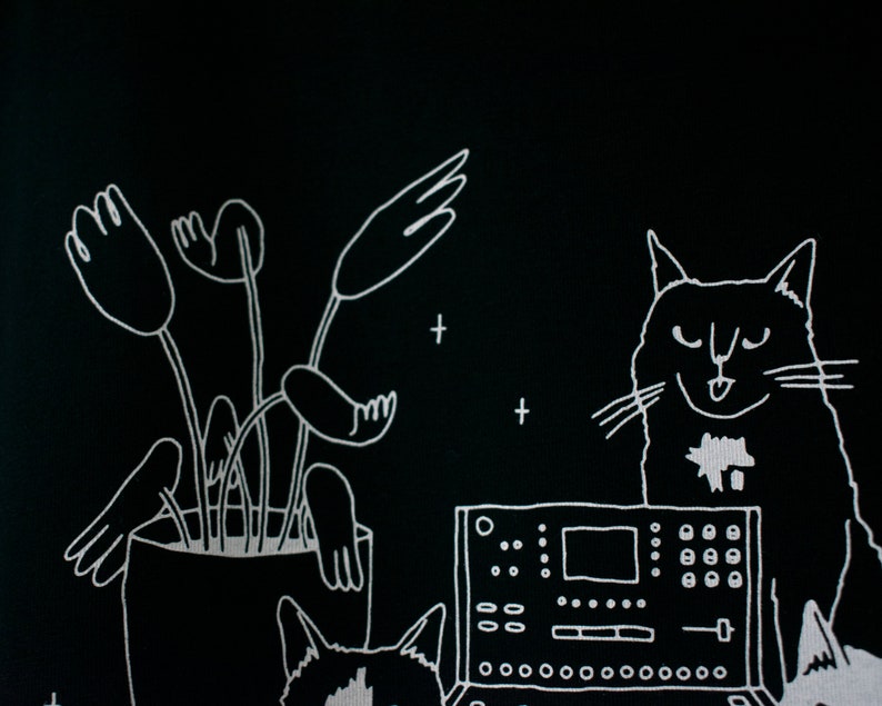 T-shirt de chats assis sur un synthétiseur Chats dj cats illustrés sérigraphiés sur un t-shirt en coton biologique noir avec de l'encre blanche à base d'eau image 7