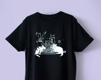 T-shirt van katten zittend op synthesizer | Geïllustreerde dj-cats gezeefdrukt op een zwart T-shirt van biologisch katoen met witte inkt op waterbasis
