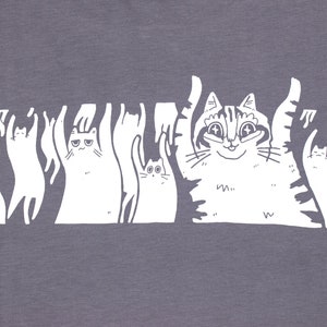 shirt Quand la basse frappe Sérigraphie à la main sur un t-shirt en coton biologique gris orageux avec une illustration blanche de chats délirant au son de la musique image 6