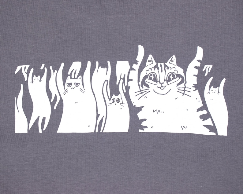 shirt Quand la basse frappe Sérigraphie à la main sur un t-shirt en coton biologique gris orageux avec une illustration blanche de chats délirant au son de la musique image 6