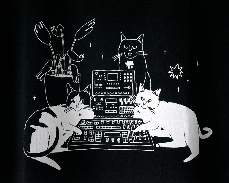 T-shirt de chats assis sur un synthétiseur Chats dj cats illustrés sérigraphiés sur un t-shirt en coton biologique noir avec de l'encre blanche à base d'eau image 2