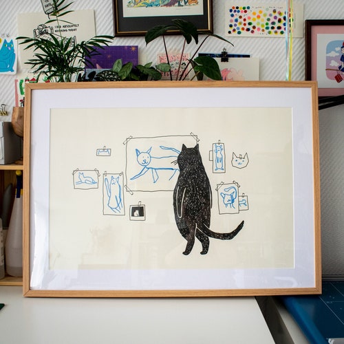 Poster en risographie A2 de la galerie des chats |  Illustration en noir et bleu bleuet d'un chat jugeant l'art minimaliste d'un chat