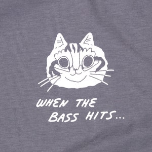 shirt Quand la basse frappe Sérigraphie à la main sur un t-shirt en coton biologique gris orageux avec une illustration blanche de chats délirant au son de la musique image 5