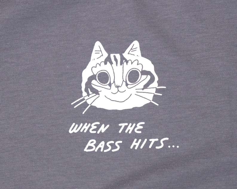 shirt Quand la basse frappe Sérigraphie à la main sur un t-shirt en coton biologique gris orageux avec une illustration blanche de chats délirant au son de la musique image 5