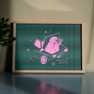 Buscando sexo para dar Póster risográfico A4 / Ilustración en rosa fluorescente y verde cazador de un gato mirando a través de binoculares