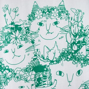 Zomerboeket T-shirt Handgezeefdrukte illustratie van 7 katten met bloemenkronen en andere planten in het groen op een wit T-shirt van biologisch katoen afbeelding 6