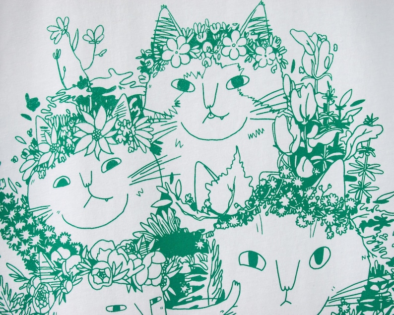 Zomerboeket T-shirt Handgezeefdrukte illustratie van 7 katten met bloemenkronen en andere planten in het groen op een wit T-shirt van biologisch katoen afbeelding 6