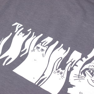 shirt Quand la basse frappe Sérigraphie à la main sur un t-shirt en coton biologique gris orageux avec une illustration blanche de chats délirant au son de la musique image 8