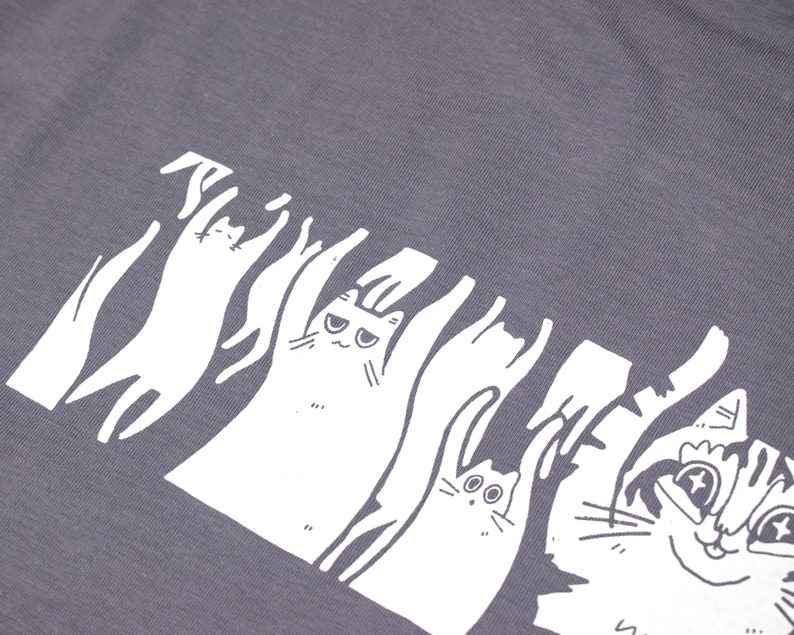 shirt Quand la basse frappe Sérigraphie à la main sur un t-shirt en coton biologique gris orageux avec une illustration blanche de chats délirant au son de la musique image 8