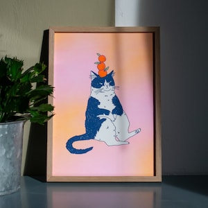 Póster risográfico A4 de Orange Cat / Ilustración en rosa fluorescente, amarillo y azul federal de un gato gruñón que equilibra naranjas en su cabeza