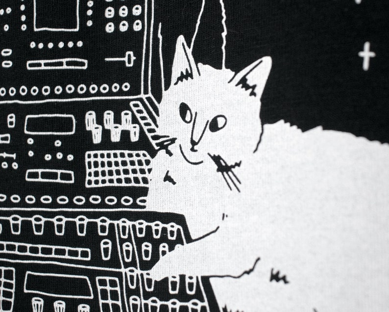 T-shirt de chats assis sur un synthétiseur Chats dj cats illustrés sérigraphiés sur un t-shirt en coton biologique noir avec de l'encre blanche à base d'eau image 6