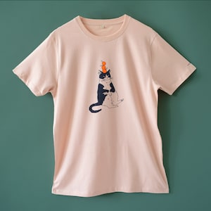 Oranje Kat t-shirt Met de hand gezeefdrukte illustratie van een kat die sinaasappels balanceert op een mistig roze T-shirt van biologisch katoen met marineblauw en oranje afbeelding 4