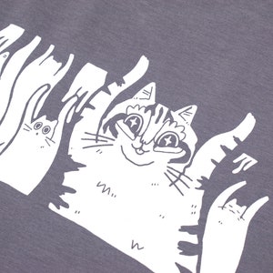 shirt Quand la basse frappe Sérigraphie à la main sur un t-shirt en coton biologique gris orageux avec une illustration blanche de chats délirant au son de la musique image 7