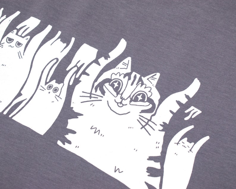 shirt Quand la basse frappe Sérigraphie à la main sur un t-shirt en coton biologique gris orageux avec une illustration blanche de chats délirant au son de la musique image 7