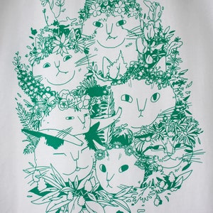 Zomerboeket T-shirt Handgezeefdrukte illustratie van 7 katten met bloemenkronen en andere planten in het groen op een wit T-shirt van biologisch katoen afbeelding 5