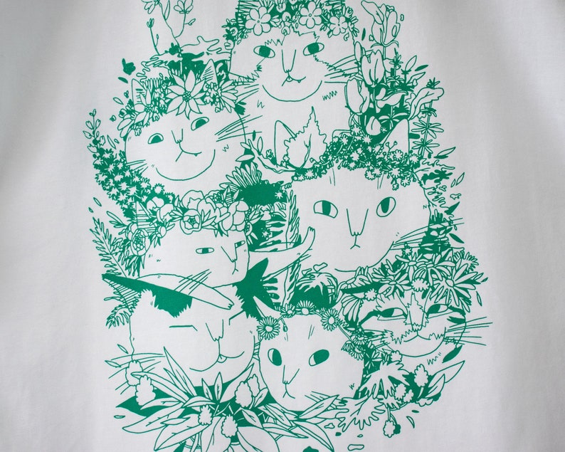 Zomerboeket T-shirt Handgezeefdrukte illustratie van 7 katten met bloemenkronen en andere planten in het groen op een wit T-shirt van biologisch katoen afbeelding 5