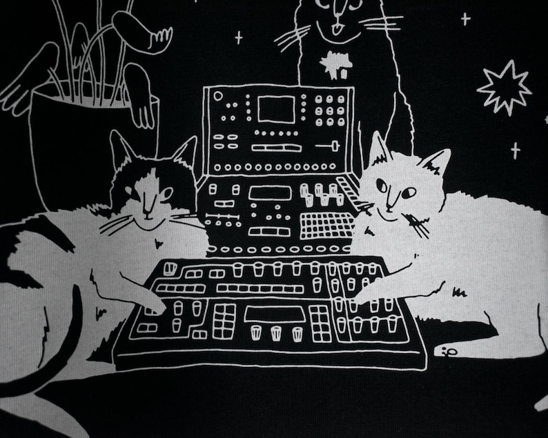 T-shirt de chats assis sur un synthétiseur Chats dj cats illustrés sérigraphiés sur un t-shirt en coton biologique noir avec de l'encre blanche à base d'eau image 8