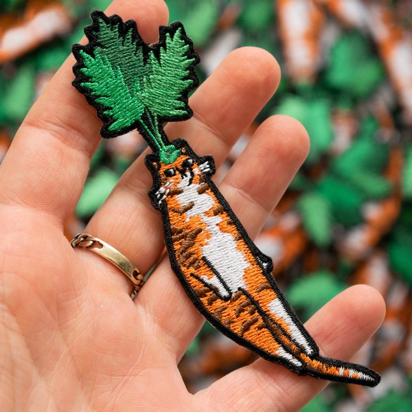 Patch chat carotte | Badge chat, écusson thermocollant brodé représentant un chat tigré orange déguisé en carotte, cadeau idéal pour les végétaliens, les amoureux des chats ou pour vous-même