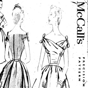 Könnte beinhalten: Ein Vintage-Schnittmuster für ein Kleid mit einem herzförmigen Ausschnitt und einem vollen Rock. Das Schnittmuster ist für Größe 18, Brustumfang 36, und stammt von McCall's Precision Pattern 9898.