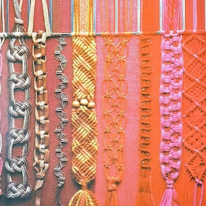 Può includere: Primo piano di dieci braccialetti in cordoncino macramé di diversi colori e motivi, tra cui oro, arancio, rosa e rosso. I braccialetti sono esposti su uno sfondo rosso con le lettere da B a I che etichettano ogni braccialetto.
