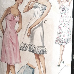 Puede incluir: Patrón de costura vintage para un slip con tres estilos diferentes. El patrón es para las tallas 38, 12, 24 y 26. El patrón está impreso en un fondo blanco con texto negro e ilustraciones de los estilos de slip.