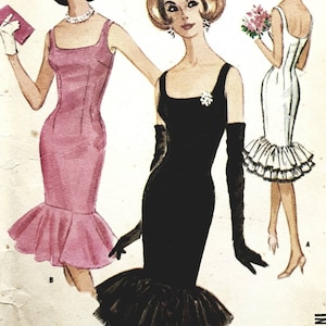 Op de afbeelding: Een vintage illustratie van een naai-patroon met drie vrouwen die verschillende stijlen jurken dragen. De jurken zijn allemaal mouwloos en hebben een getailleerd bovenstuk met een uitlopende rok. De vrouwen dragen verschillende kapsels en accessoires. Het patroon is voor een jurk met een getailleerd bovenstuk en een uitlopende rok. Het patroon is voor maten 10-18.