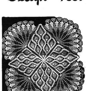 Pode incluir: Imagem em preto e branco de um crochê com um desenho de círculos sobrepostos e uma borda festonada. O crochê é etiquetado como "Design 7339".
