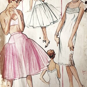 Puede incluir: Una ilustración vintage de patrón de costura que muestra a tres mujeres con diferentes estilos de camisones. Los camisones son blancos y tienen encaje. La ilustración está sobre un fondo de papel de color crema.