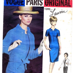 Könnte beinhalten: Vogue Paris Original Schnittmuster 1395 von Lanvin. Das Schnittmuster zeigt ein blaues Kleid mit weißem Kragen und einer passenden Jacke. Das Model trägt einen Hut und Handschuhe.