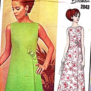 Pode incluir: Padrão de costura vintage Vogue Paris Original para um vestido da Balmain, número do padrão 2043. O padrão mostra duas modelos usando versões diferentes do vestido, uma em verde e outra com estampa floral.