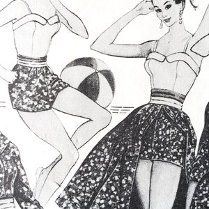 Op de afbeelding: Vintage illustratie van vrouwen in badkleding en strandkleding. De afbeelding toont vrouwen in badpakken en rokken met bloempatronen, een strandbal en een draagtas. De stijl doet denken aan de mode uit het midden van de eeuw.