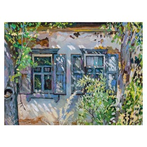 Peut inclure: Une peinture à l'huile représentant la façade d'un bâtiment clair avec deux fenêtres aux volets bleu foncé. La scène est encadrée par un feuillage vert et des troncs d'arbres, avec une lumière tachetée créant des reflets blancs sur le mur.