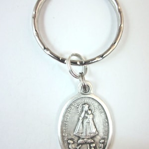 Llavero con medalla de Nuestra Señora de la Caridad del Cobre, caja de regalo y tarjeta de oración, fabricado en Italia y EE. UU.