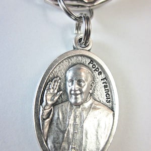 Chaveiro com Medalha Papa Francisco / Nossa Senhora Desatadora dos Nós, Caixa de Presente e Cartão de Oração