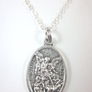 Collar con colgante de medalla de San Miguel Arcángel/Ángel de la guarda para mujer, cadena de 20" y caja de regalo con tarjeta de oración