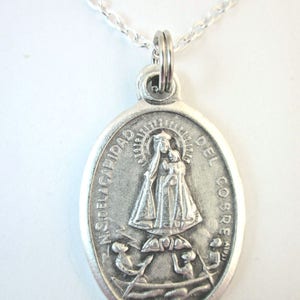 Collar con colgante de medalla de Nuestra Señora de la Caridad del Cobre para mujer, cadena de 20 pulgadas, caja de regalo, hecho en Italia/EE. UU.