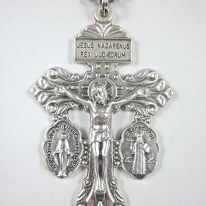 Collier pendentif crucifix pardon 3 voies 2 1/4 po. Chaîne à billes 24 po. Coffret cadeau Carte d'indulgence