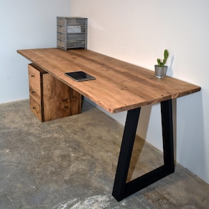 Altholz Schreibtisch Mit Schwarzen Trapezbeinen, INDIVIDUALISIERBAR