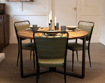 ASTRID: Runder Tisch aus Altholz mit Beinen aus Kastenstahl, hergestellt im Vereinigten Königreich