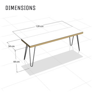 Puede incluir: Una mesa de madera con una tapa de madera clara y patas de horquilla negras. La mesa mide 120 cm de largo, 44 cm de ancho y 34 cm de alto.